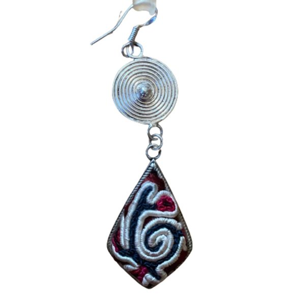 3/$28 Chic vintage dangle embroidered earrings - Picture 3 of 8